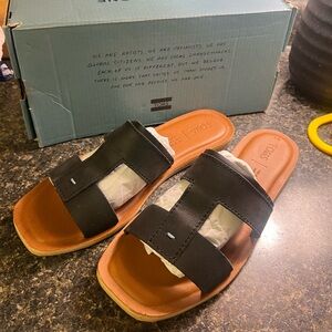 TOMS seacliff black vegan leather sandals size 7
